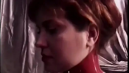 Çıplak bebek itaatkar kadının çıplak vücudunu okşuyor