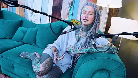 U hakkında konuşuyorum - rahatsız - asmr podcast sfw konuşuyor gotik sıska kız dreadlocks dövmeli model dövmeli kız