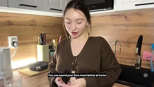 Sokaktan Bir Yabancı Kahve Içmek Için Kendini Bırakıyor