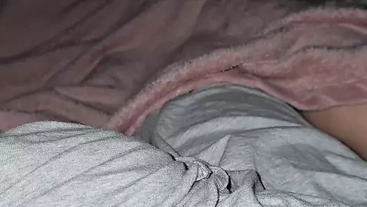 Üvey anne külotundan üvey oğlunun yarağını çıkarıp sikine dokunuyor