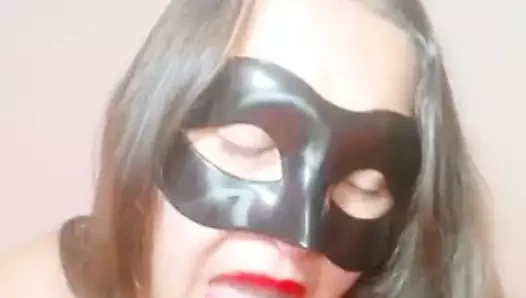 Üvey anne mastürbasyon yapıyor ve üvey oğlu için kendini filme alıyor, kadın yarağını özlüyor ve dölünü seviyor