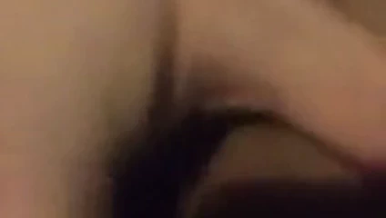 Parmaklarıyla onu kedi dokunmak