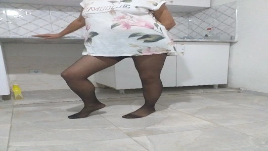 mutfakta naylon çorap bacak ve ayak fetişi ile türk olgun