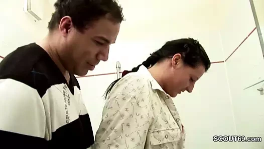 alman üvey oğlu banyoda adım anne yakalandı ve baştan çıkarmak için fuck