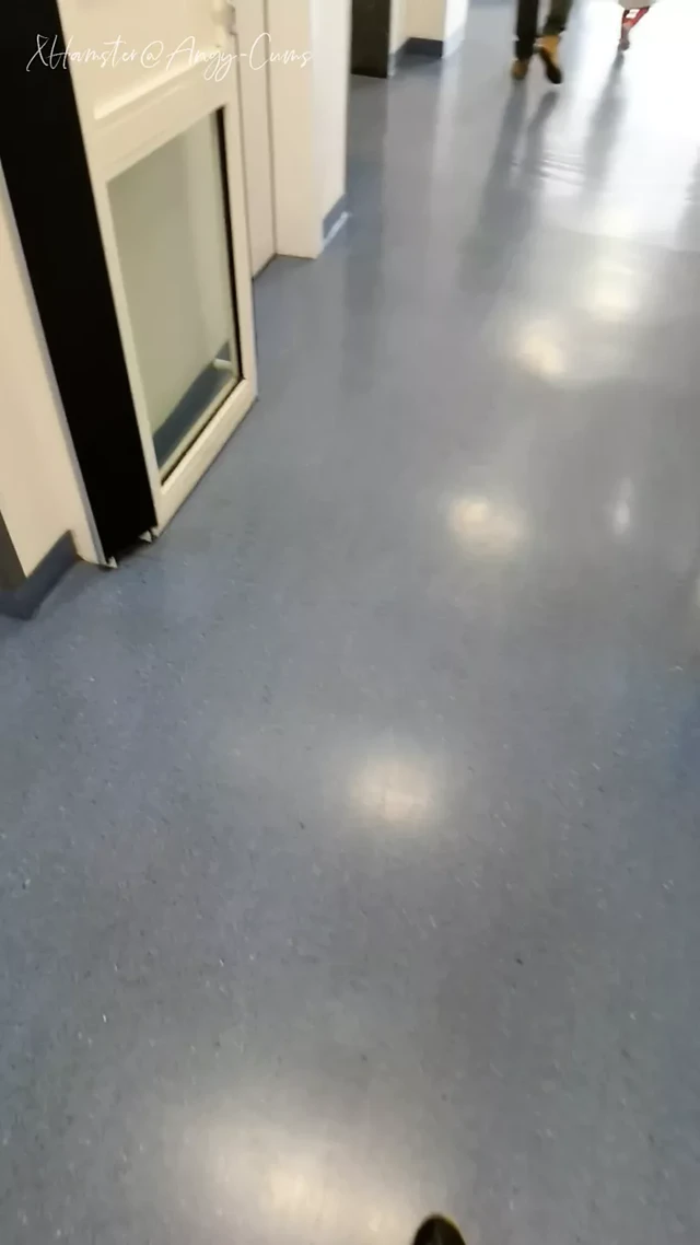 Alışveriş merkezine acil işiyorum ve amım bir yarağa çok aç, senin için kremsi oluyor