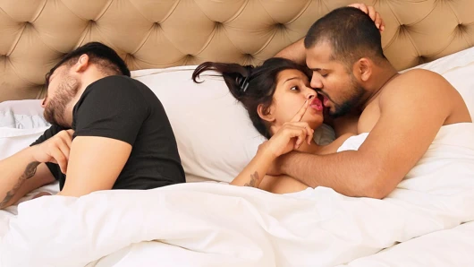 Indian Desi Wife has hardcore sex with Husband's office Boss fuck pussy video hindi