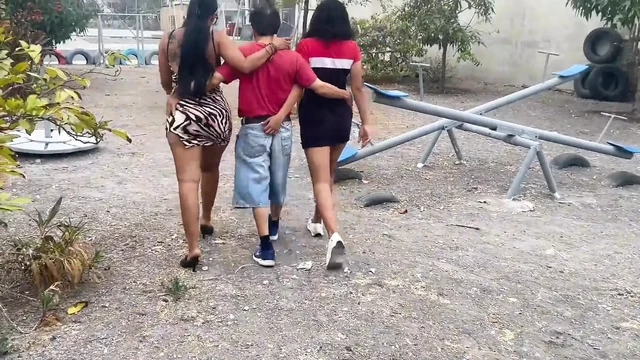 Секс извращенной мачехи, падчерицы и отчима в домашнем видео. (ТРОЙНИЧОК)