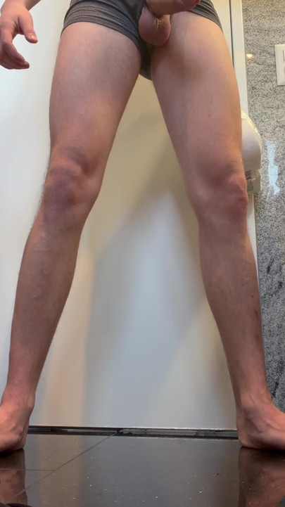 Genç penis sabah banyo fayanslarına damlıyor