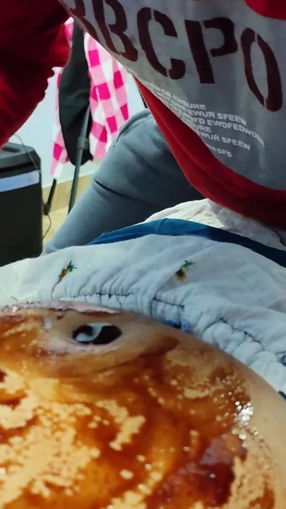 Bdsm eli bağlı ve göbek deliğinden çikolata yalıyor