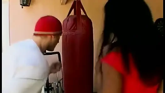 Çikolata kaltak Stacey Cash beyaz acemi boksör oradaki patronun kim olduğunu açıklıyor
