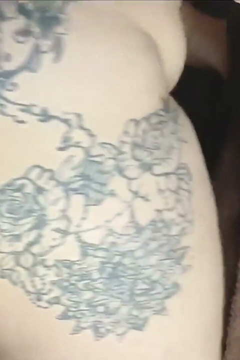 Jade ile çift dildo oynuyor ve fışkırtıyor