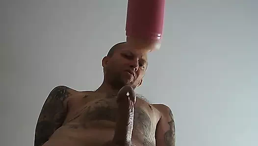 Damadı seks makinesiyle yarakla mastürbasyon yapıyor