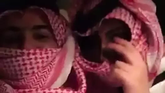 Suudi sürtük tatlı göğüslerini gösteriyor