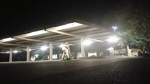 Boş bir otoparkta riskli seks!