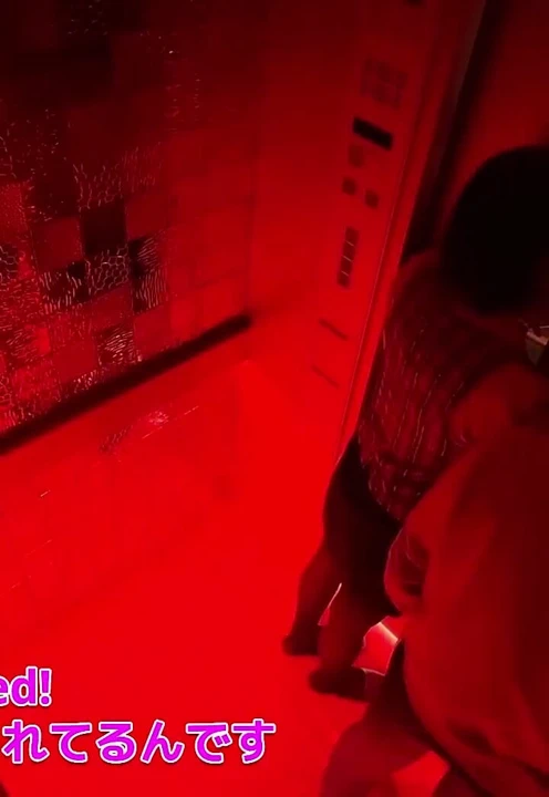 Asansör seksi. Tatilde ofis binası. Bir adam ve bir kadın ilk kez buluşuyor ve seks yapıyor, dölleme.