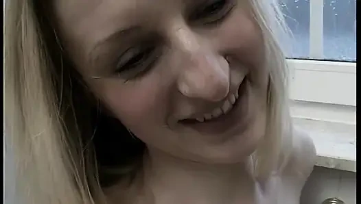 Sarışın bebek patlayıcı orgazm için parmaklarken süt fışkırtıyor
