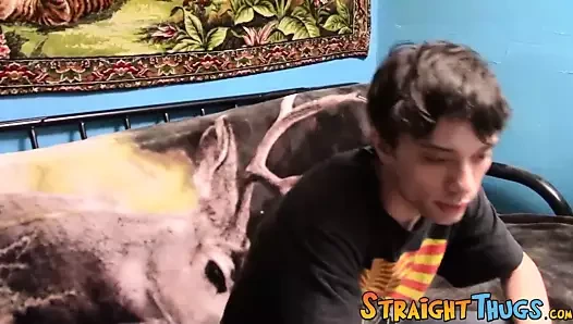 Düz genç haydut onun mastürbasyon tekniğini gösterir