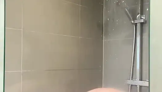 Duşta yürümek sadece farklı vurdu