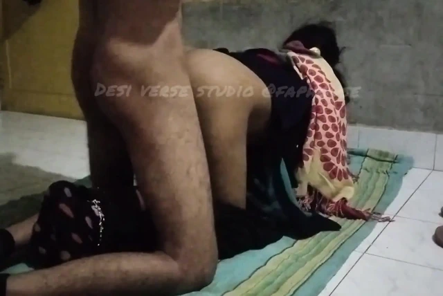 Hintli genç kız sevgilisiyle sert sikişiyor