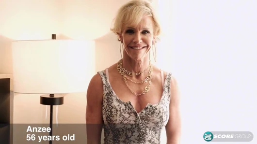 İri göğüslü evli kadın ve anne büyük, genç bir yarağı sikiyor