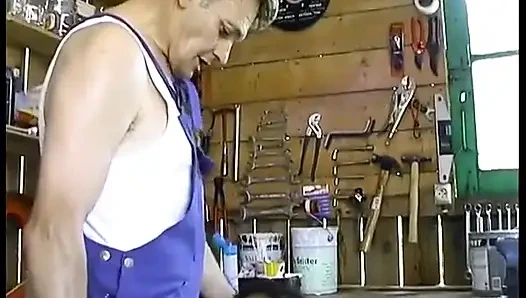 Озорная девушка делает дедушку и ее соседа, пока она приходит за яйцами!