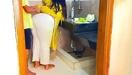 Mutfakta köri keserken aniden kayınvalidemi siktim - desi sert seks