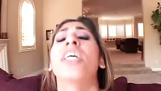 Azgın adam sert yarağını Latin piliçlerin tıraşlı amcığının derinliklerine sokuyor