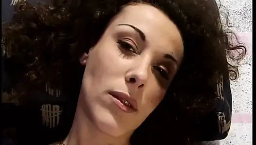 Büyük memeli esmer orta yaşlı seksi kadın parmaklıyor ve damlayan deliklerini oyuncak olarak kullanıyor