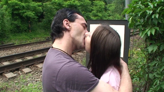 İyi görünümlü genç kız yolun yakınında iki çubuk tarafından becerdin alır