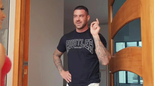 Kaslı barbie büyük bir yarakla sikişiyor