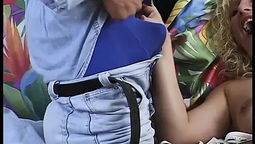 Çoraplı olgun amına dildo yapıyor ve yarak emiyor