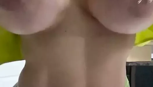 Güzel büyük yuvarlak memeler dışarı çıkıyor