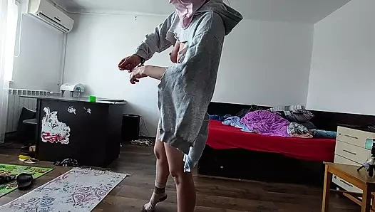 Bir sürü saçlı, büyük götlü seksi, evde çıplak dans ediyor