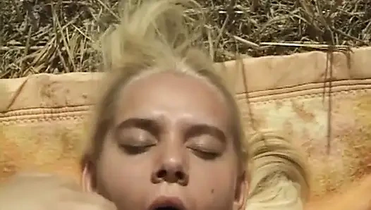 İspanya'da ateşli güneşin altında, lezbiyenler, seyirciler, havuz başında