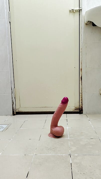 Kocaman dildo ile geri döndüm. Hayat boyu anal seks.