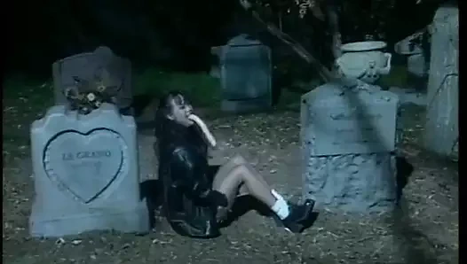 Asyalı seks uzmanı dışarıda sert beyaz yarağı yalıyor