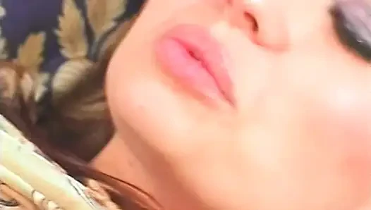 Uzun saçlı adam sürtük kızıl saçlıyla sikişiyor