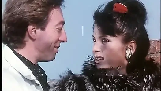 Edepsiz orta yaşlı seksi kadınla açık havada klasik anal seks