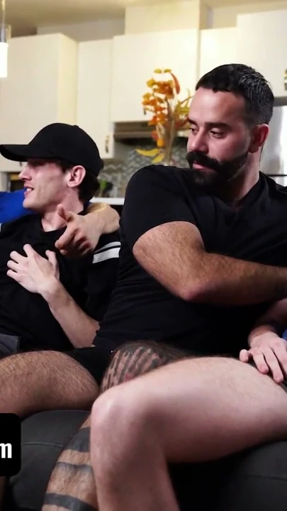 Üvey babalar Rocky Vallarta ve Teddy Torres üvey oğullarını gevşetmek için bir plan yapıyor - twink trade | Klip 1