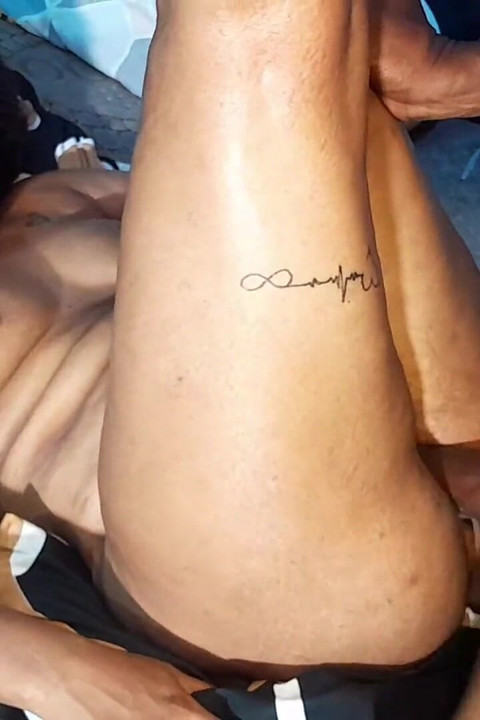 Ona ereksiyon olup sikişmeye başlayebilmem için sikimle oynamasını söyledim