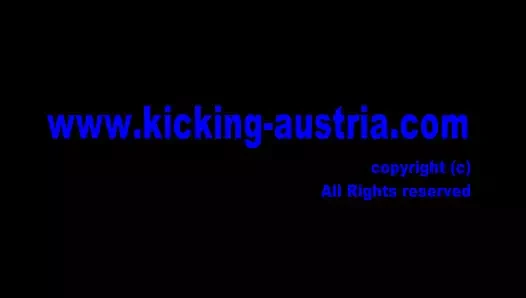 Emily Bobby'yi tekmeliyor