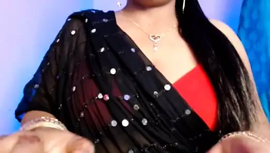 Seksi kız sutyenini açıyor, göğüslerini gösteriyor, bastırıyor ve amını parmaklıyor