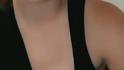 Güzel inek göğüslerini gösteriyor