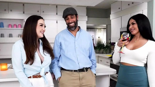 Deneyimli orta yaşlı seksi kadın bakire bir çocuğa erkek gibi sikişmesi hakkında bilmeniz gereken her şeyi öğretiyor