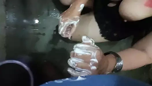 Evli kadın kulüp banyosunda yabancıyla sikişiyor