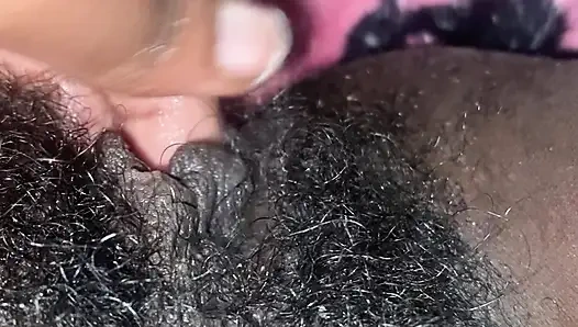 Islak kremsi kıllı siyah amcığım