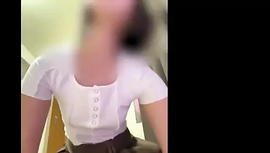 Alyans kapalı, arkasından derin yoğun seks. Kocasına ihanet ediyor, sert orgazm oluyor! 1.