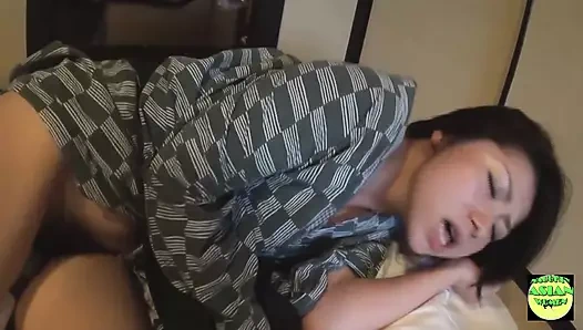 Kıllı amcıkları sert yarağıyla tanıştığında yoğun orgazmlar nedeniyle hızla daralıyorlar