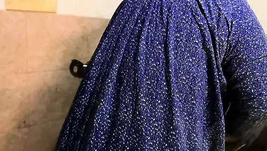 Orta yaşlı seksi ateşli teyze mutfakta, sikişirken azgındı, büyük göğüslerini ve büyük götünü görüyorum ve elle muameleye başlıyorum