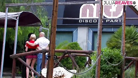 Ateşli kızlar ateşli dörtlü sekste sikiliyor ve boşalıyor